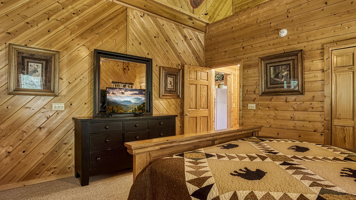 Cabin Fever Cabin image 15