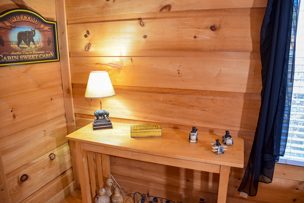 Hootin\' Holler Cabin image 03